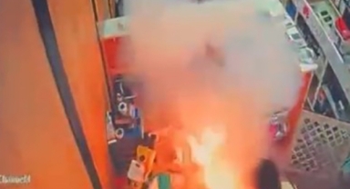 Cep telefonu bataryası bir anda patladı: O anlar güvenlik kamerasında