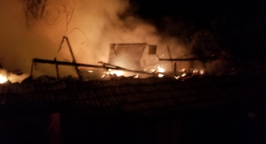 Çıkan yangında 2 ev, 2 garaj ve 1 ahır kül oldu