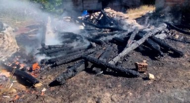 Çıkan yangında iki ahşap ambar küle döndü