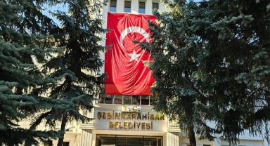 Cumhurbaşkanı Erdoğan’ın Çağrısına Şebinkarahisar’dan Destek: Bayraklarla Tek Yürek