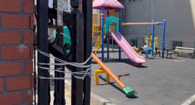 Demir kapının üzerine düştüğü çocuk hastanede hayatını kaybetti