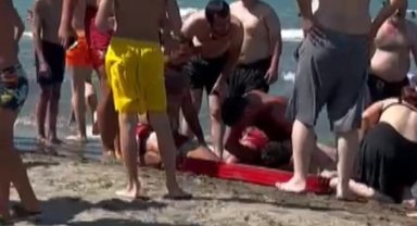 Denizde boğulma tehlikesi geçiren genç hastanelik oldu