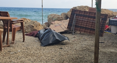 Denize giren 79 yaşındaki adamın cansız bedenini kayalıklara savruldu