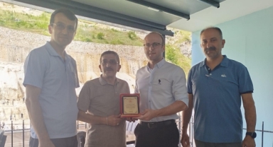 Dereli Kaymakamı Azman’dan Hayırsever Hüseyin Usta’ya Teşekkür Plaketi