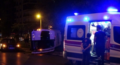 Devrilen minibüsten burunları bile kanamadan çıktılar