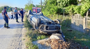 Devrilen otomobilin sürücüsü yaralandı