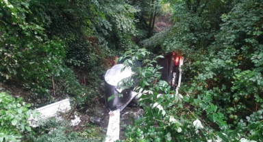 Devrilen süt toplama aracındaki 2 kişi yaralandı