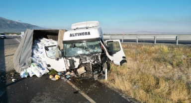 Devrilen tırın sürücü kabini parçalandı, bir kişi yaralandı