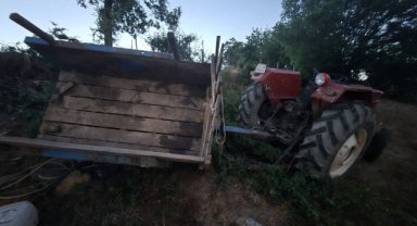 Devrilen traktörün sürücüsü yaralandı