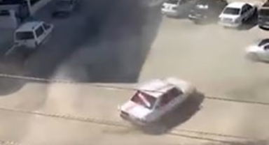 Drift atan sürücü ortalığı birbirine kattı