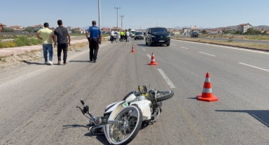 Dur ihtarına uymayan motosikletli polise çarptı