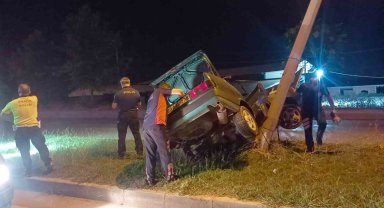 Elektrik direğine çarpan Tofaş hurdaya döndü