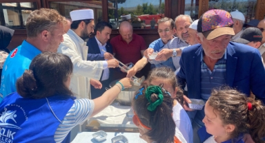 Espiye'de vatandaşlara aşure ikram edildi