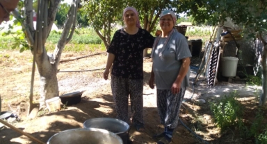 Evlerde aşure kazanları bolluk ve bereket için kaynıyor