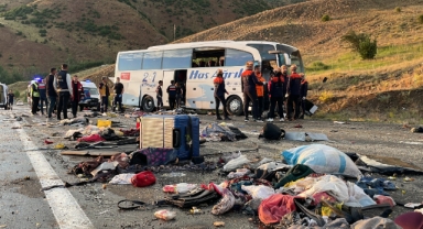 Feci kazada yolcu otobüsü devrildi: 3 ölü, 24 yaralı