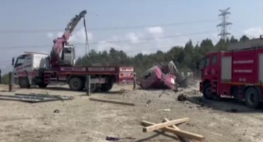 Freni patlayan vinç iki aracı biçerek uçuruma yuvarlandı: 2 ağır yaralı