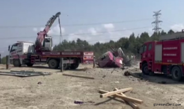 Freni patlayan vinç iki aracı biçerek uçuruma yuvarlandı: 2 ağır yaralı