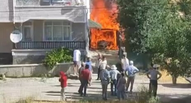 Garajda park halinde bulunan araç yanarak kül oldu
