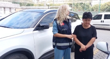 Genç kız erkek arkadaşından ayrılmasını isteyen annesini bıçakla ağır yaraladı