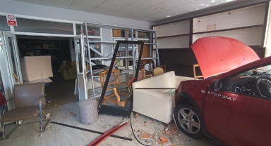Giresun'da kontrolden çıkan otomobilin girdiği iş yerinde hasar oluştu