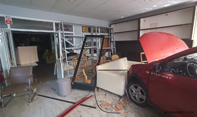 Giresun'da kontrolden çıkan otomobilin girdiği iş yerinde hasar oluştu