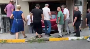Giresun’da Otomobil Dükkana Daldı: Bir Kişi Aracın Altında Kaldı