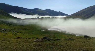 Göldeki yüzen adalar hava durumunu önceden söylüyor
