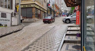 Gümüşhane'de 10 dakika süren sağanak su baskınlarına neden oldu