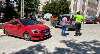 Hafif ticari araç ile otomobil çarpıştı