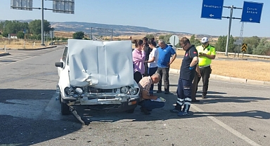 Hafif ticari araç ile otomobilin çarpıştığı kazada 6 kişi yaralandı