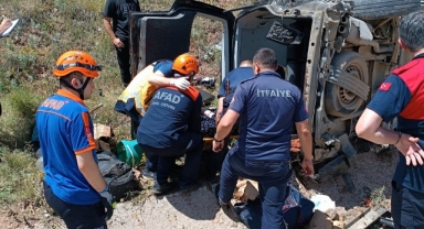 Hafif ticari araç menfeze çarpıp takla attı: 3 yaralı