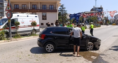 İki araç kafa kafaya çarpıştı: 4 yaralı