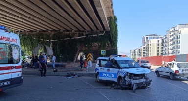 İki aracın çarpıştığı kazada 2'si polis memuru 3 kişi yaralandı