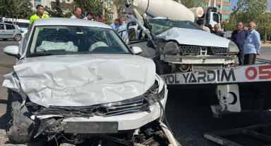 İki otomobil kafa kafaya çarpıştı: 1 ölü, 4 yaralı