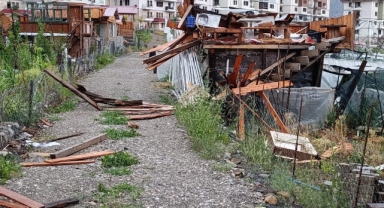Karadeniz'in o kentinde çıkan fırtına çatıları uçurdu