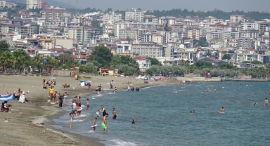 Karadeniz'in o kentinde dalga yüksekliği 1 metreye yaklaştı