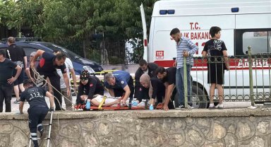 Kediye yardım etmek isterken su kanalına düştü