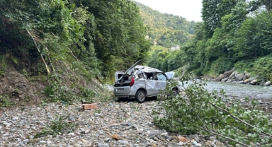 Kontrolden çıkan hafif ticari araç dereye uçtu