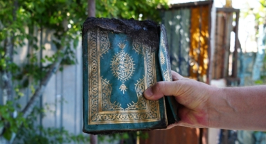 Kül olan evlerinden kalan tek şey Kur'an-ı Kerim  