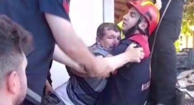 Kuyuya düşen sağır ve dilsiz adam, kendisini kurtaran itfaiyeciye sarılarak teşekkür etti