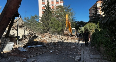 Maltepe'de faciadan dönüldü: 11 katlı bina yıkım sırasında çöktü