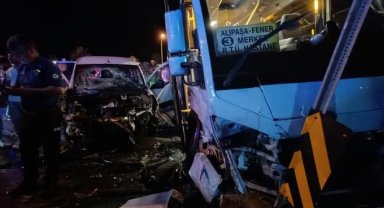 Minibüs ile hafif ticari araç çarpıştı: 10 yaralı