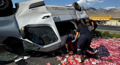 Minibüs takla attı: 4 kişi yaralandı
