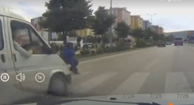 Minibüsün çarptığı yaya yaralandı: O anlar kamerada