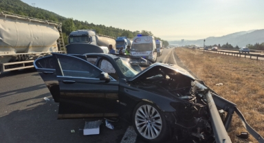 Önce kamyona sonra bariyere çarptı 5 yaralı