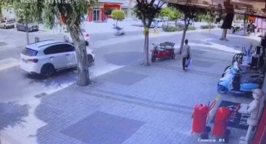 Önüne çıkan otomobili görünce motosikletiyle birlikte yola savruldu