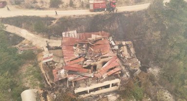 Orman yangınında zarar gören köydeki evler dron ile görüntülendi