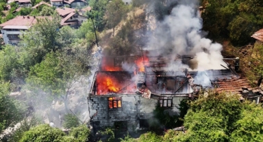 Otluk alanda sıçrayan yangın iki katlı evi kül etti