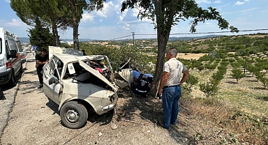 Otomobil ağaca çarptı: 1 ölü 4 yaralı