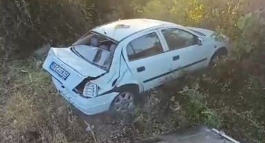 Otomobil direksiyon hakimiyetini kaybetti, şarampole uçtu